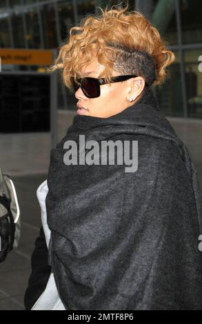 Rihanna arrive de Norvège à Londres où elle doit prendre part à un téléthon en Haïti. Jay-Z, Coldplay et Bono ont également accepté de se produire demain pour recueillir des fonds pour la nation dévasté par le tremblement de terre. Londres, Royaume-Uni 1/22/10 . Banque D'Images