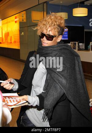 Rihanna arrive de Norvège à Londres où elle doit prendre part à un téléthon en Haïti. Jay-Z, Coldplay et Bono ont également accepté de se produire demain pour recueillir des fonds pour la nation dévasté par le tremblement de terre. Londres, Royaume-Uni 1/22/10 . Banque D'Images