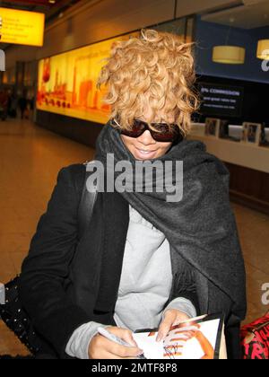 Rihanna arrive de Norvège à Londres où elle doit prendre part à un téléthon en Haïti. Jay-Z, Coldplay et Bono ont également accepté de se produire demain pour recueillir des fonds pour la nation dévasté par le tremblement de terre. Londres, Royaume-Uni 1/22/10 . Banque D'Images