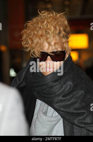 Rihanna arrive de Norvège à Londres où elle doit prendre part à un téléthon en Haïti. Jay-Z, Coldplay et Bono ont également accepté de se produire demain pour recueillir des fonds pour la nation dévasté par le tremblement de terre. Londres, Royaume-Uni 1/22/10 Banque D'Images