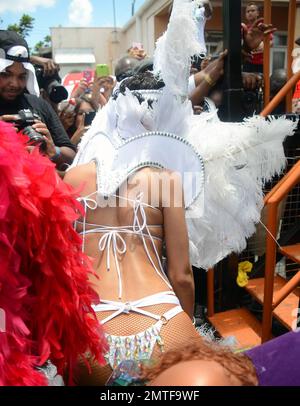 Rihanna presque tout bare dans un bikini de joaileled extrêmement skimpy alors qu'elle assiste à la parade de jour de Kadooment à la Barbade. Le costume à peine-là comprenait également une robe de tête à plumes et Riri porté le long de son propre ballon d'argent pour la fête. La Journée Kadooment est le point culminant du festival récolte sur récolte et est célébrée par une parade massive et un carnaval de rue d'été. Georgetown, Barbade. 5th août 2013. Banque D'Images