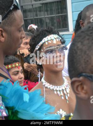 Rihanna presque tout bare dans un bikini de joaileled extrêmement skimpy alors qu'elle assiste à la parade de jour de Kadooment à la Barbade. Le costume à peine-là comprenait également une robe de tête à plumes et Riri porté le long de son propre ballon d'argent pour la fête. La Journée Kadooment est le point culminant du festival récolte sur récolte et est célébrée par une parade massive et un carnaval de rue d'été. Georgetown, Barbade. 5th août 2013. Banque D'Images