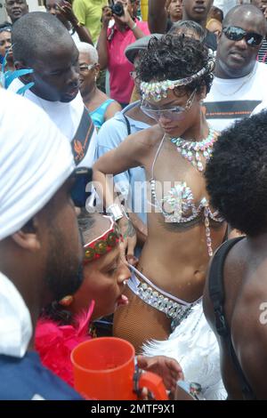 Rihanna presque tout bare dans un bikini de joaileled extrêmement skimpy alors qu'elle assiste à la parade de jour de Kadooment à la Barbade. Le costume à peine-là comprenait également une robe de tête à plumes et Riri porté le long de son propre ballon d'argent pour la fête. La Journée Kadooment est le point culminant du festival récolte sur récolte et est célébrée par une parade massive et un carnaval de rue d'été. Georgetown, Barbade. 5th août 2013. Banque D'Images