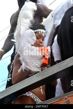 Rihanna presque tout bare dans un bikini de joaileled extrêmement skimpy alors qu'elle assiste à la parade de jour de Kadooment à la Barbade. Le costume à peine-là comprenait également une robe de tête à plumes et Riri porté le long de son propre ballon d'argent pour la fête. La Journée Kadooment est le point culminant du festival récolte sur récolte et est célébrée par une parade massive et un carnaval de rue d'été. Georgetown, Barbade. 5th août 2013. Banque D'Images