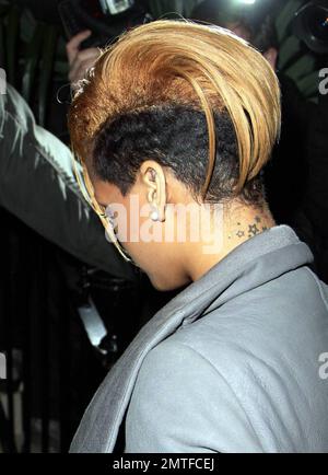 Rihanna laisse son concert de lancement d'album à Brixton Academy parmi les fans hurlants. Elle est retournée sur scène pour 5 000 fans sur le site et des millions dans le monde entier via le flux web en direct de Nokia. La setlist se composait de 9 chansons nouvelles et anciennes avec des invités spéciaux Jeezy et Jay-Z. Son quatrième album studio 'Rated R' sera sorti sur 23 novembre. Londres, Royaume-Uni, 11/16/09. Banque D'Images
