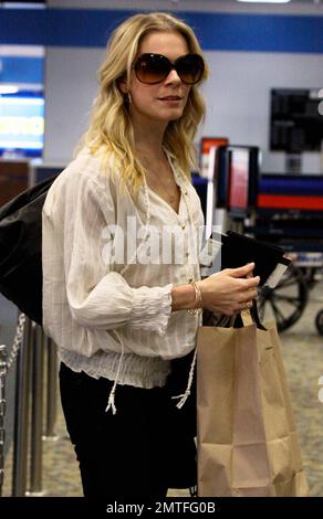 Le couple récemment engagé LeAnn Rimes et Eddie Cibrian arrivent à l'aéroport international de Burbank pour prendre un vol. Les oiseaux de rivage ont l'air très heureux couple alors qu'ils se promènent dans le terminal. Leann a gardé son anneau de fiançailles, un diamant ovale de 5 carats en or rose fleur-de-lis connecté à la bande, la plupart caché, mais des rapports récents indiquent que cela a été source de controverse. Selon les rapports, l'anneau de $85 000 a été donné à Rimes par Cibrian juste après qu'il a coupé ses paiements de pension alimentaire pour enfants à l'ex Brandi Granville en raison de la baisse des revenus après peu de travail au cours des derniers mois. CIB Banque D'Images