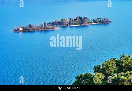 Vue aérienne des petites îles Brissago, couvertes de plantes vertes, situées sur le lac majeur, vue depuis Ronco sopra Ascona, Suisse Banque D'Images