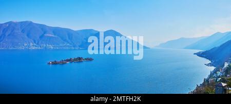 Panorama de la surface bleu vif du lac majeur avec les petites îles Brissago, entouré d'Alpes brumeuses, vue de Ronco sopra Ascona, Suisse Banque D'Images