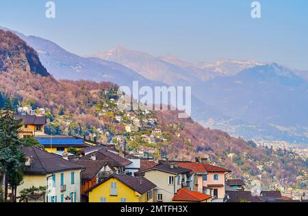 Pistes alpines, couvertes de petites maisons, forêts et recouvertes de neige du village de montagne de Ronco sopra Ascona, Suisse Banque D'Images