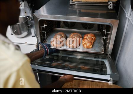 Plateau à pâtisserie avec pain tressé fraîchement cuit sorti du four Banque D'Images