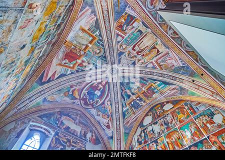ASCONA, SUISSE - 28 MARS 2022 : les fresques colorées sur le dôme intérieur de l'église Santa Maria della Misericordia, sur 28 mars à Ascona Banque D'Images