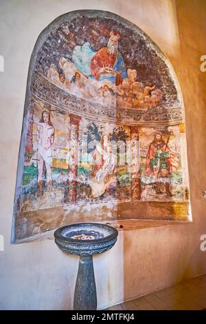 ASCONA, SUISSE - 28 MARS 2022 : la niche ornée de fresques à l'aspersorium (bateau pour l'eau sainte) dans l'église Santa Maria della Misericordia, sur Marc Banque D'Images
