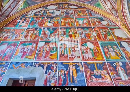 ASCONA, SUISSE - 28 MARS 2022 : les fresques historiques colorées sur le mur de l'église Santa Maria della Misericordia, représentant la vie et la passion o Banque D'Images