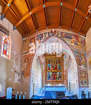 ASCONA, SUISSE - 28 MARS 2022 : l'intérieur décoré de fresques de l'église Santa Maria della Misericordia avec une grande peinture sur l'autel, sur 28 mars in Banque D'Images