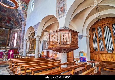 ASCONA, SUISSE - 28 MARS 2022 : église Saint-Pierre et Saint-Paul avec de belles sculptures en bois sur chaire, sur 28 mars à Ascona Banque D'Images