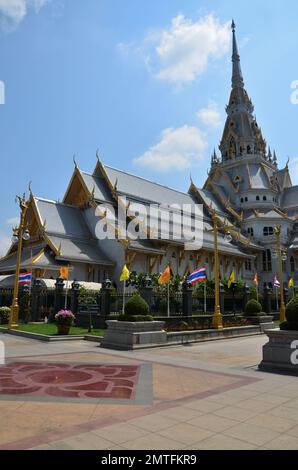 Ancienne salle d'ordination d'ubosoot ou ancienne église de Wat Sothon Wararam Worawihan ou temple de Sothonwararam pour les voyageurs thaïlandais visitez respect p Banque D'Images