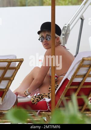 Rita Ora est située près de la piscine dans un tout nouvel hôtel de Miami, en Floride. Rita a été rejointe par sa sœur pour les vacances, et le propriétaire de l'hôtel est venu la saluer personnellement. 3rd janvier 2016. Banque D'Images