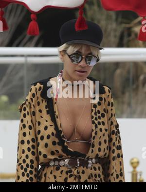 Rita Ora est située près de la piscine dans un tout nouvel hôtel de Miami, en Floride. Rita a été rejointe par sa sœur pour les vacances, et le propriétaire de l'hôtel est venu la saluer personnellement. 3rd janvier 2016. Banque D'Images