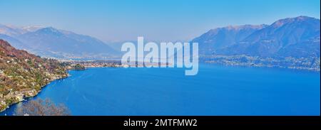 Panorama du lac turquoise majeur avec vue aérienne sur Ascona depuis la colonie de montagne de Ronco sopra Ascona, Suisse Banque D'Images