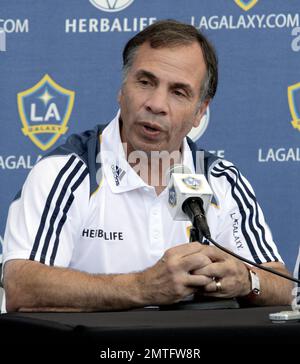 Bruce Arena, entraîneur-chef DE LA Galaxy, avec les joueurs Robbie Keane, Landon Donovan et David Beckham, lors d'une conférence de presse pour Keane qui rejoint l'équipe DE football DE LA Galaxy au Home Depot Center. Carson, Californie. 19th août 2011. Banque D'Images