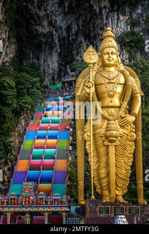 Le Bouddha doré et les escaliers colorés en face des grottes de Batu, Kuala lu,pur, Malaisie Banque D'Images