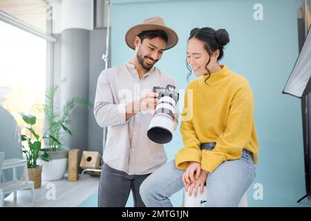 Créatif, photographe et modèle choisir une photo sur l'appareil photo à partir de la séance photo dans le studio. Photographie, créativité et caméraman Banque D'Images