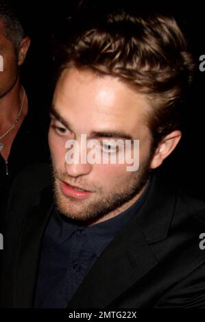 Robert Pattinson, la star de Twilight Saga, salue les fans et signe des autographes à l'extérieur des studios « Jimmy Kimmel Live ». À son arrivée, il sourit et fit un pas de pouce aux fans et aux photographes. Los Angeles, Californie. 22nd août 2012. Banque D'Images