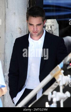 L'acteur britannique Robert Pattinson a été repéré sur un terrain de tournage à Los Angeles pour son prochain film « map to the Stars ». Il a été rapporté que Pattinson, 27 ans, avait eu une conversation très intense avec l'ancienne copine Kristen Stewart lors d'une réunion à sa maison de L.A. sur 4 août. Selon une source, le couple de marche-arrêt-encore va probablement reprendre là où il s'est arrêté et a dit : « Rob est obsédé par elle. » L'un des pals de Stewart a déclaré : « il est toujours au cœur de la rupture. Elle ne semble pas pouvoir le dépasser. » Il y a une bonne chance que Robert puisse récupérer sa femme même si elles ha Banque D'Images