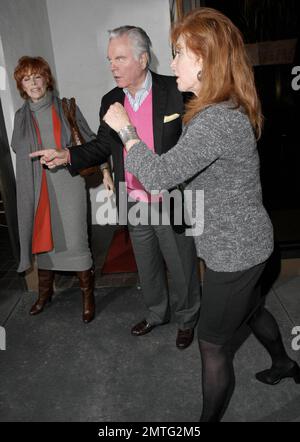 Robert Wagner fête son anniversaire de 80th au restaurant Madeos avec sa femme Jill St. John et la co-star « Hart to Hart » Stefanie Powers à Los Angeles, CA. 2/11/10. . Banque D'Images