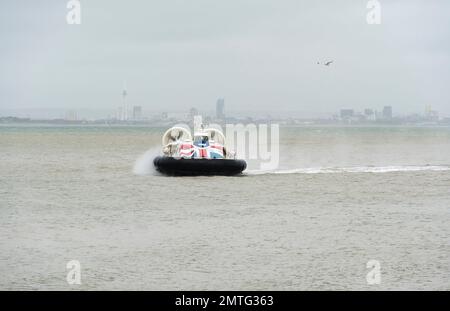 Faire passer l'embarcation à l'approche de l'île de wight de Ryde 2023 Banque D'Images