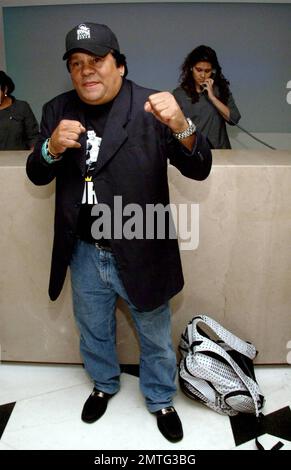 Le légendaire boxeur Roberto Duran (aussi appelé « Manos de Piedra » ou « Hands of Stone ») arrive à son hôtel de luxe pour assister à l'événement Night of Legends qui l'honore ainsi que Jake Lamotta (également appelé « Raging Bull ») à Miami Beach, en Floride. 5/21/09. Banque D'Images