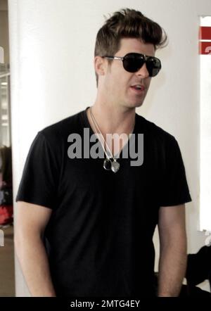 EXCLUSIF !! Le chanteur Robin Thicke arrive à LAX après être revenu de la Saint-Sylvestre au Delano à Miami. Selon des rapports, Thicke a manqué le compte à rebours tout en célébrant en raison d'un baiser passionné avec la femme Paula Patton. Les rapports disent que par la suite, Thicke a recréé le compte à rebours et a fait la foule le faire à nouveau. Los Angeles, Californie. 2nd janvier 2012. Banque D'Images