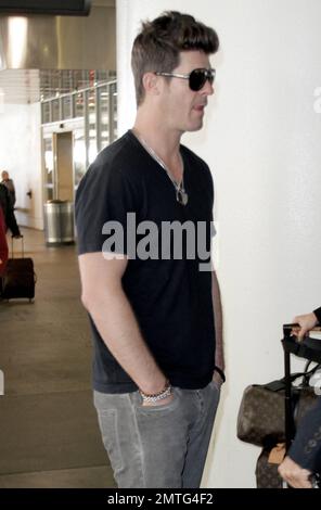 EXCLUSIF !! Le chanteur Robin Thicke arrive à LAX après être revenu de la Saint-Sylvestre au Delano à Miami. Selon des rapports, Thicke a manqué le compte à rebours tout en célébrant en raison d'un baiser passionné avec la femme Paula Patton. Les rapports disent que par la suite, Thicke a recréé le compte à rebours et a fait la foule le faire à nouveau. Los Angeles, Californie. 2nd janvier 2012. Banque D'Images