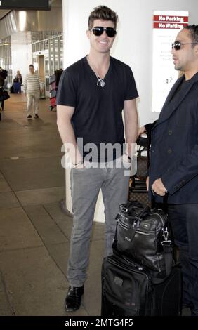 EXCLUSIF !! Le chanteur Robin Thicke arrive à LAX après être revenu de la Saint-Sylvestre au Delano à Miami. Selon des rapports, Thicke a manqué le compte à rebours tout en célébrant en raison d'un baiser passionné avec la femme Paula Patton. Les rapports disent que par la suite, Thicke a recréé le compte à rebours et a fait la foule le faire à nouveau. Los Angeles, Californie. 2nd janvier 2012. Banque D'Images