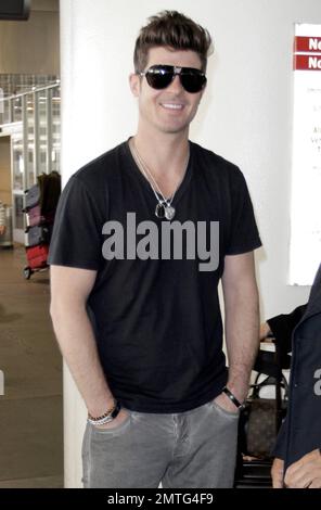 EXCLUSIF !! Le chanteur Robin Thicke arrive à LAX après être revenu de la Saint-Sylvestre au Delano à Miami. Selon des rapports, Thicke a manqué le compte à rebours tout en célébrant en raison d'un baiser passionné avec la femme Paula Patton. Les rapports disent que par la suite, Thicke a recréé le compte à rebours et a fait la foule le faire à nouveau. Los Angeles, Californie. 2nd janvier 2012. Banque D'Images