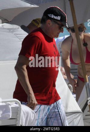 Exclusif !! Robin Williams, qui attend une chirurgie cardiaque pour remplacer une valve aortique, est actuellement hors de l'hôpital et se détendre sur la plage. Williams s'assit dans une cabana ombragée et s'assit d'eau pétillante pendant une heure et était accompagné de trois autres adultes non identifiés. Il portait un chapeau et des lunettes de soleil et la plupart des amateurs de plage ne reconnaissaient pas l'acteur bien connu. Quand il a quitté la plage, Williams est revenu lentement à son hôtel de luxe avec un brunette mystère. Plus tôt cette semaine, les nouvelles ont éclaté que l'acteur comique a été admis dans un hôpital de Miami pour l'essoufflement et a dû annuler son sched Banque D'Images