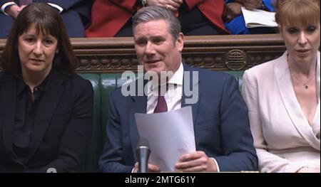 La chancelière de l'ombre Rachel Reeves (à gauche), le leader travailliste Keir Starmer et la vice-présidente Angela Rayner écoutent les questions du premier ministre à la Chambre des communes, à Londres. Date de la photo: Mercredi 1 février 2023. Banque D'Images