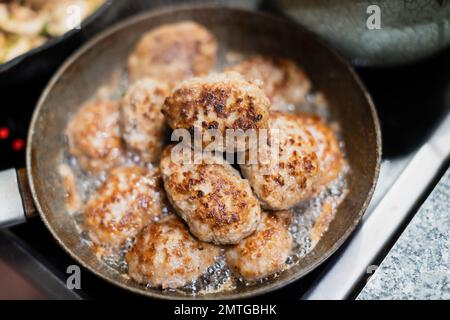 Cuire la côtelette dans une poêle - Homeade Made plat également calé Kotelet - à base de porc haché - peu profond focus Banque D'Images