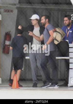 EXCLUSIF !! Mick Jagger et Charlie Watts des Rolling Stones et des membres de leur famille ont vu quitter Miami et se rendre à Cuba avant leur concert gratuit. Alexandra et Theodora, filles de Keith Richards, ont été vues passer du temps sur la plage pendant leur séjour à Miami. Banque D'Images