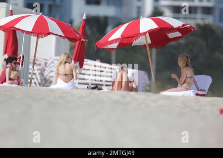 EXCLUSIF !! Mick Jagger et Charlie Watts des Rolling Stones et des membres de leur famille ont vu quitter Miami et se rendre à Cuba avant leur concert gratuit. Alexandra et Theodora, filles de Keith Richards, ont été vues passer du temps sur la plage pendant leur séjour à Miami. Banque D'Images