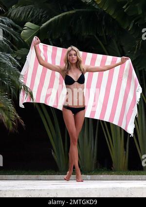 Romee Strijd (cocher) tournage pour Victoria's Secret à Miami Beach, FL. 21 février 2015. Banque D'Images