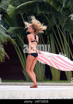 Romee Strijd (cocher) tournage pour Victoria's Secret à Miami Beach, FL. 21 février 2015. Banque D'Images