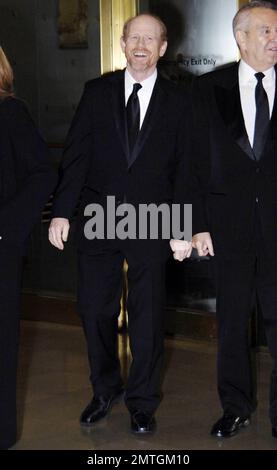 Ron Howard, acteur, réalisateur, écrivain et producteur de talent multiple, arrive au Musée des sciences et de l'industrie pour recevoir le prix Silver Hugo Career Achievement Award lors du Festival international du film de Chicago 2010. Le deux fois lauréat de l'Oscar a été reconnu pour ses 50 années de carrière exceptionnelles dans l'industrie cinématographique. Howard a commencé sa carrière à la télévision, notamment avec les spectacles américains « The Andy Griffith Show » et « Happy Days », qui se sont ensuite transformé en film, avec le film de George Lucas « American Graffiti » en 1973. Howard a gagné deux Oscars pour son film "Un beau esprit" et est actuellement Banque D'Images