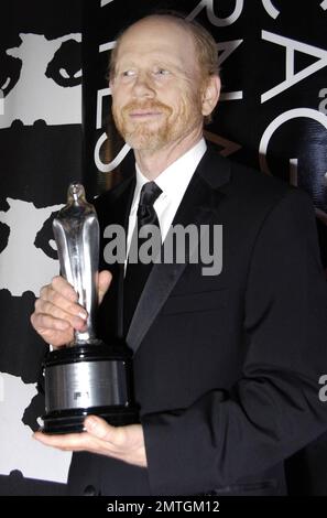Ron Howard, acteur, réalisateur, écrivain et producteur de talent multiple, pose avec son Silver Hugo Career Achievement Award au Museum of Science and Industry lors du Chicago International film Festival 2010. Le deux fois lauréat de l'Oscar a été reconnu pour ses 50 années de carrière exceptionnelles dans l'industrie cinématographique. Howard a commencé sa carrière à la télévision, notamment avec les spectacles américains « The Andy Griffith Show » et « Happy Days », qui se sont ensuite transformé en film, avec le film de George Lucas « American Graffiti » en 1973. Howard a remporté deux Oscars pour son film "Un beau esprit" et dirige actuellement la co Banque D'Images