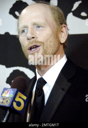 Ron Howard, acteur, réalisateur, écrivain et producteur de talent multiple, arrive au Musée des sciences et de l'industrie pour recevoir le prix Silver Hugo Career Achievement Award lors du Festival international du film de Chicago 2010. Le deux fois lauréat de l'Oscar a été reconnu pour ses 50 années de carrière exceptionnelles dans l'industrie cinématographique. Howard a commencé sa carrière à la télévision, notamment avec les spectacles américains « The Andy Griffith Show » et « Happy Days », qui se sont ensuite transformé en film, avec le film de George Lucas « American Graffiti » en 1973. Howard a gagné deux Oscars pour son film "Un beau esprit" et est actuellement Banque D'Images