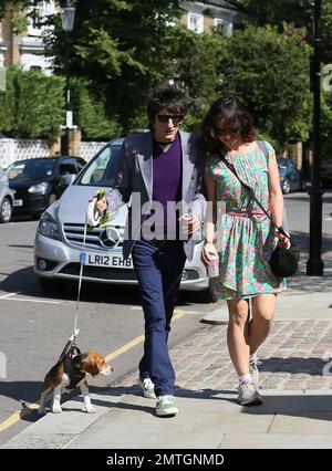 Etats-Unis, CANADA, AMÉRIQUE LATINE ET GRÈCE UNIQUEMENT - Ronnie Wood, la star des « Rolling Stones » et sa femme Sally Humphreys ont été repérés dans le Holland Park à Londres à pied de leur adorable chien de compagnie. Londres, Royaume-Uni. 21st août 2013. Des frais doivent être convenus pour l'utilisation de l'image. Par ligne, crédit, utilisation TV, utilisation Web ou linkback doivent lire MAVRIXONLINE/OIC. Tél. : 1 305 542 9275. Banque D'Images