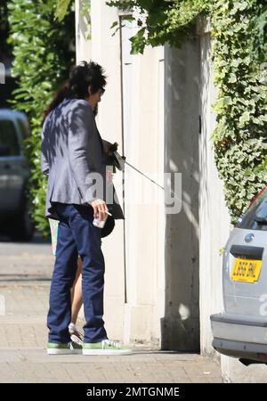 Etats-Unis, CANADA, AMÉRIQUE LATINE ET GRÈCE UNIQUEMENT - Ronnie Wood, la star des « Rolling Stones » et sa femme Sally Humphreys ont été repérés dans le Holland Park à Londres à pied de leur adorable chien de compagnie. Londres, Royaume-Uni. 21st août 2013. Des frais doivent être convenus pour l'utilisation de l'image. Par ligne, crédit, utilisation TV, utilisation Web ou linkback doivent lire MAVRIXONLINE/OIC. Tél. : 1 305 542 9275. Banque D'Images