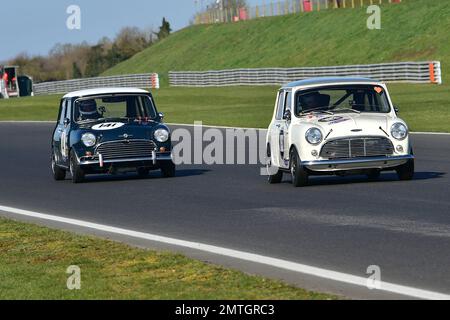 Mini vs Mini Down the Bentley Straight, Phil Bullen-Brown, Mini Cooper S, Richard Longdon, Rory Longdon, Austin Mini Cooper S, Mintex Classic K, pré-1 Banque D'Images