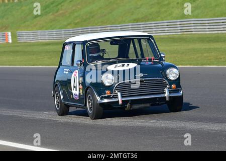 Richard Longdon, Rory Longdon, Austin Mini Cooper S, Mintex Classic K, voitures de course pré-1966 avec les mêmes spécifications de la période à la FIA regul Banque D'Images