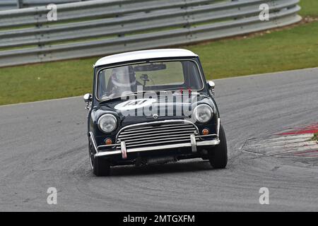 Richard Longdon, Rory Longdon, Austin Mini Cooper S, Mintex Classic K, voitures de course pré-1966 avec les mêmes spécifications de la période à la FIA regul Banque D'Images